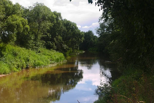 Een Kleine Rivier Stroomt Tussen Groene Oevers — Stockfoto