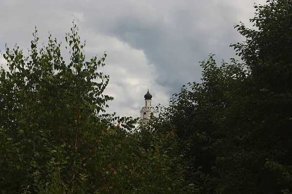 Hinter Den Bäumen Ist Die Orthodoxe Kirche Sichtbar — Stockfoto