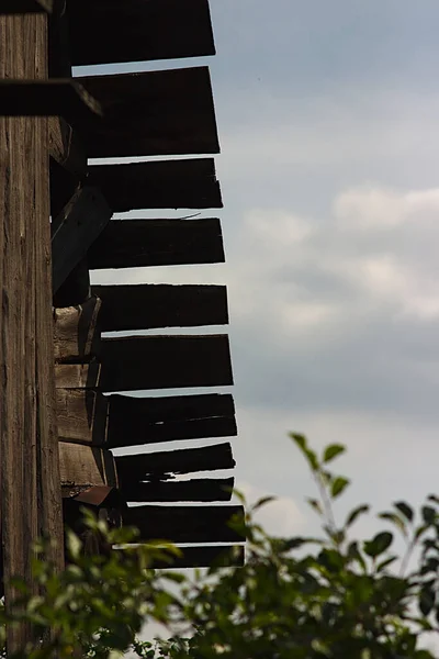 Tamamlanmamış Eski Ahşap Bir Evin Çatısının Bir Parçası — Stok fotoğraf