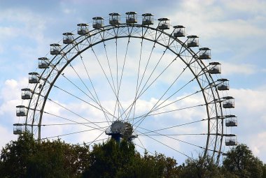Dönme dolap parkın üzerinde yükseliyor.