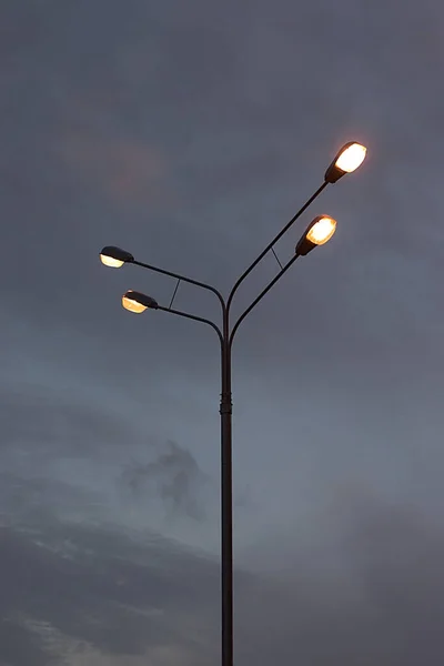 Poste Com Luzes Elétricas Contra Céu Crepúsculo — Fotografia de Stock