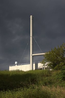 Fırtınadan önce bacası yüksek kazan dairesi
