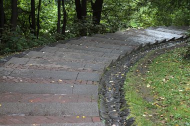 Parktaki taş merdivenin basamakları.