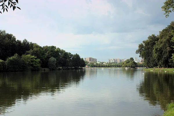 大型城市公园的水景 — 图库照片
