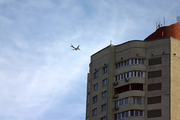 Flugzeug Über Dem Haus Blauen Himmel — Stockfoto