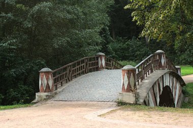 Eski parktaki nehrin üzerindeki taş köprü.