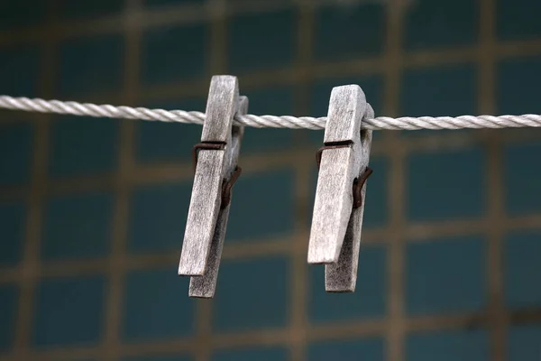 Due Vecchi Mollette Legno Una Corda — Foto Stock