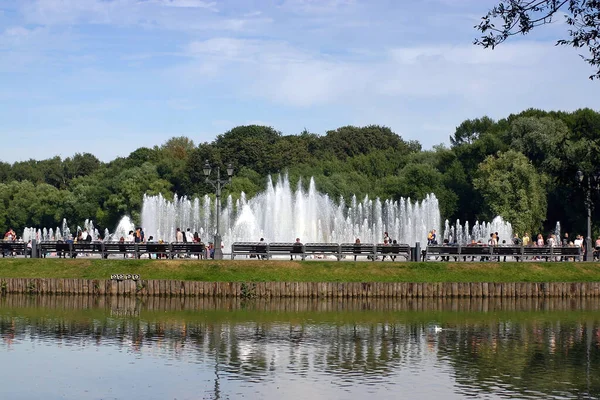 Blick Auf Den Brunnen Einem Großen Stadtpark — Stockfoto