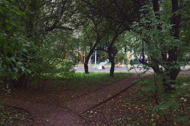 Parktan çocuk parkına giden bir yol var.