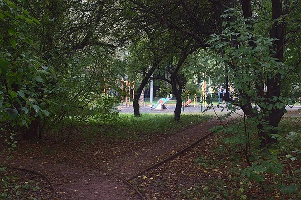 Parktan Çocuk Parkına Giden Bir Yol Var — Stok fotoğraf