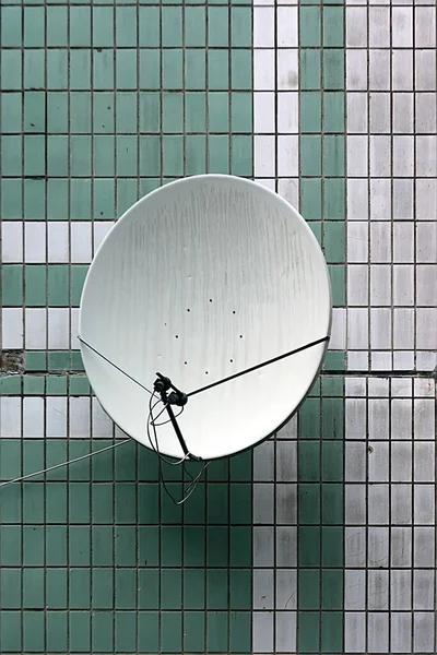 Antenna Satellitare Sulla Parete Della Casa — Foto Stock