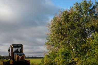 Traktör alanın kenarında.