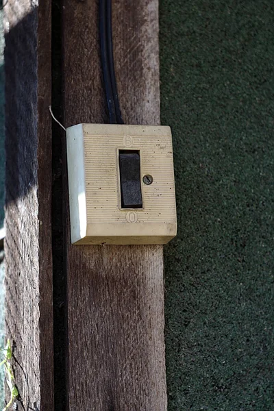 Kamu binasının duvarında elektrik düğmesi var.