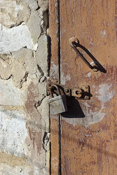 Fragmento Una Pared Con Una Puerta Cerrada Con Candado — Foto de Stock