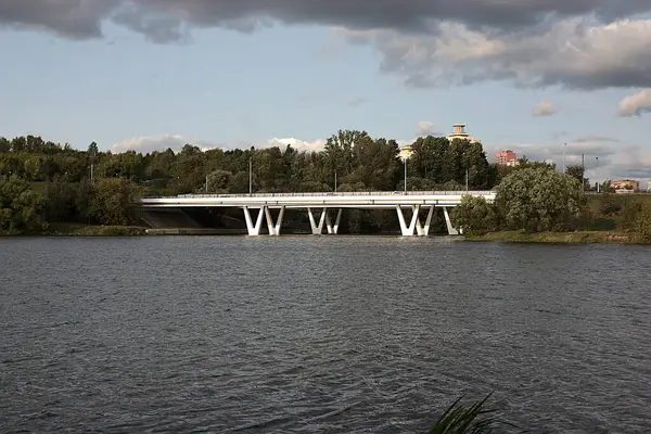 Ponte Stradale Bianco Ampio Fiume — Foto Stock