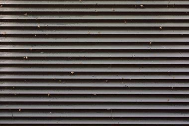 Havalandırma parçası parktaki bir yapıya ızgara yapıyor.