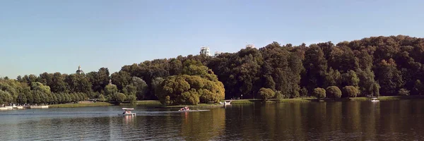 Güneşli bir sonbahar gününde parkta gölet