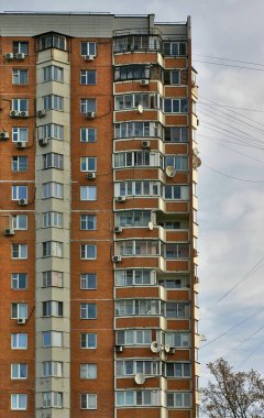 Sonbahar gökyüzüne karşı çok katlı bir binanın parçası