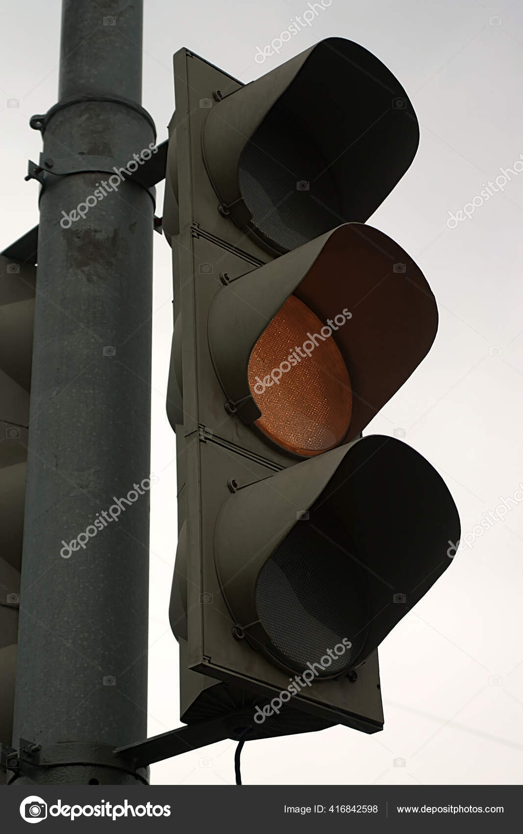 带有黄色信号的杆子上的路灯 图库照片 C Evgbel Gmail Com