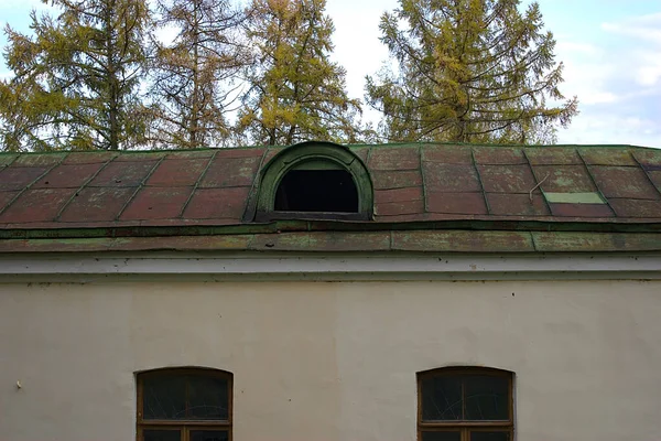 Frammento Vecchio Edificio Con Finestra Dormitorio Sul Tetto — Foto Stock