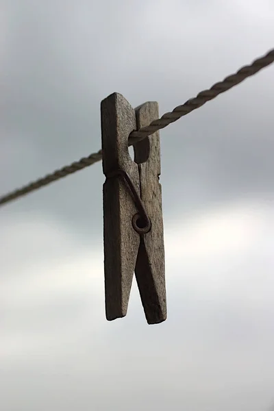 Una Vecchia Molletta Legno Una Clothesline — Foto Stock