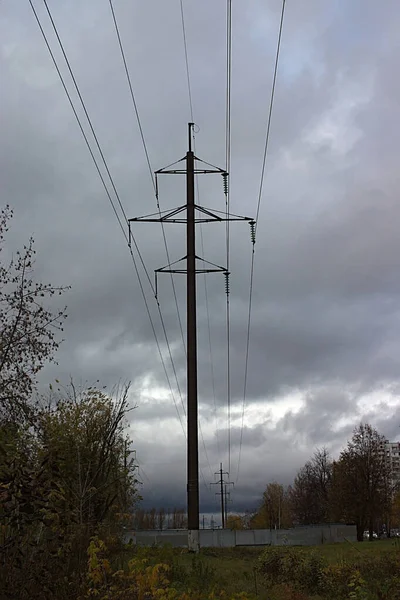 通往远方的电力线路 — 图库照片