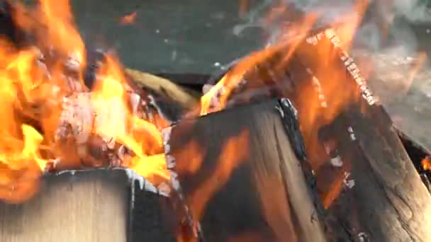 Langsam brennendes Holz mit orangefarbener Flamme im Grill. Zeitlupenaufnahme. — Stockvideo