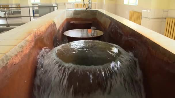 Agua que fluye rápidamente después del tratamiento. Agua reciclada después de todos los pasos de limpieza — Vídeo de stock