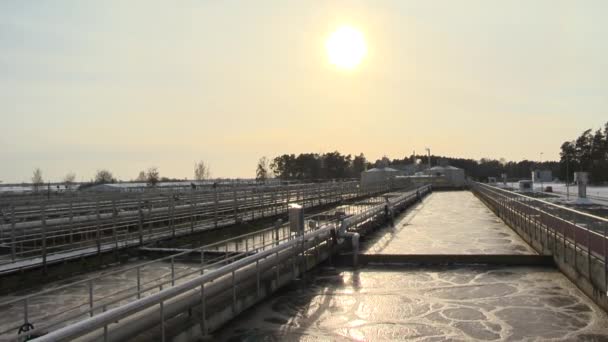 Moderna planta de tratamiento de aguas residuales de aireación de aguas residuales burbujeante cuenca — Vídeo de stock