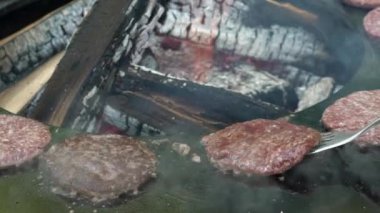 El yukarı demir ızgara burger et kızartma açın. El yapımı yavaş çekim çekimi.