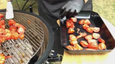 Cook ızgara ızgara domates almak. Barbekü Yarışması. El çekimi