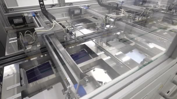 Usine produire des panneaux de cellules solaires. Ligne de convoyeur de batterie solaire. Motion de poche — Video