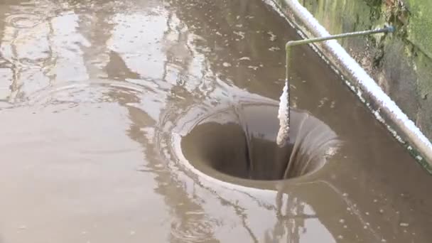 Instalaciones de tratamiento de agua. El agua sucia fluye hacia abajo en el agujero. precipitación del limo — Vídeos de Stock