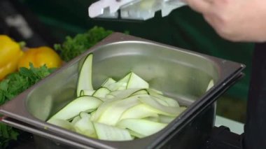 Şef harika bir yemek için kabak sebze dilimler. El çekimi