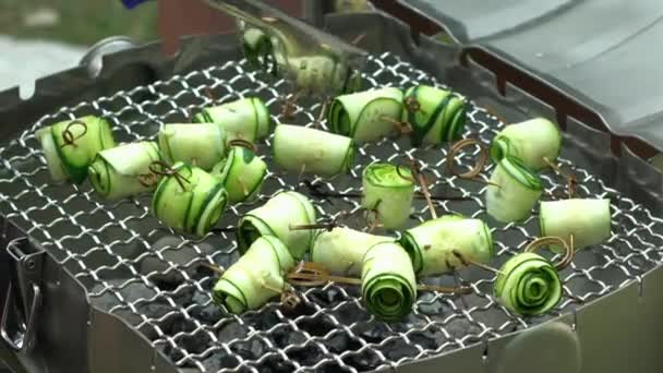 Cocinar verduras de calabacín en la parrilla. Preparación de alimentos veganos. Disparo de mano — Vídeo de stock