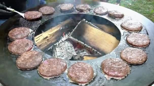 손을 뒤집어 햄버거를 위한 다진 고기 조각을 굽습니다. 핸드헬드 샷. — 비디오