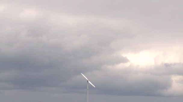 Pequenas turbinas eólicas geram eletricidade no céu nublado. Tiro estático — Vídeo de Stock