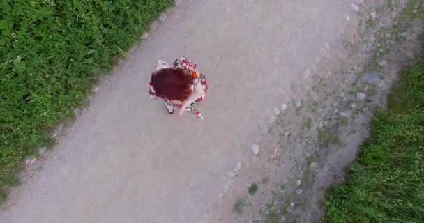 Boldog mosolygó lány szórakozni a természetben. Drone légi felvétel — Stock videók