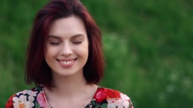 Pretty yüz kız açık gözleri ve kameraya bakarak gülümseme. yavaş çekim