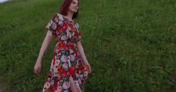 自然の中を歩くアクティブな観光女の子。ハンドヘルドフォローショット. — ストック動画