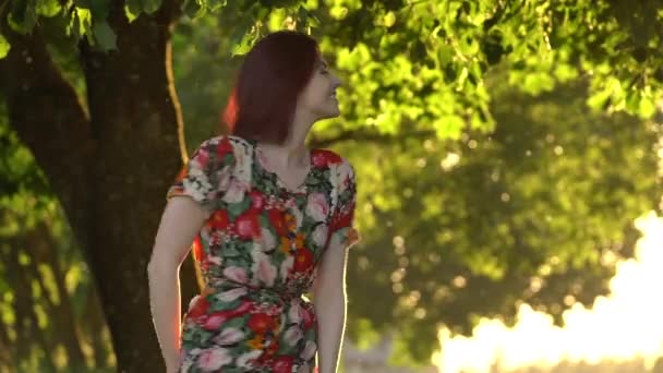Szexi női modell megfordul a naplemente fény parkban — Stock videók