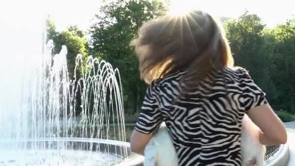 Speelse vrouw draai rond het houden van twee huisdieren honden in handen. Slow Motion — Stockvideo