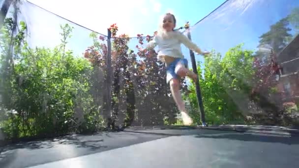 Hyperaktivní dívka akrobatická skákání na venkovní trampollince. Ruční snímek. — Stock video