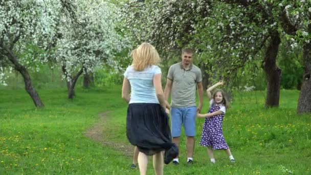 Mujer rubia corriendo hacia su amorosa familia hombre, niña y niño — Vídeos de Stock