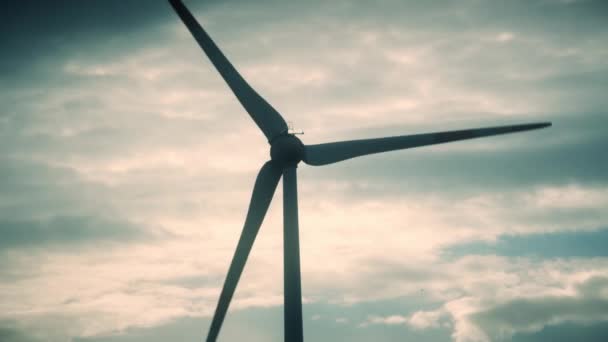 Generador de electricidad de turbina eólica cuchillas giran sobre fondo nublado del cielo — Vídeo de stock