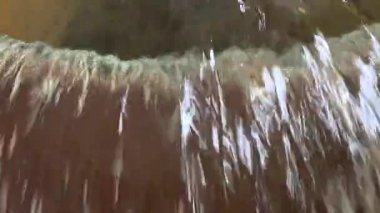 Geri dönüştürülmüş kanalizasyon suyu akışı. Temizlendikten sonra temiz su. Statik yakın çekim