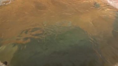 Su arıtMa sonrası temiz içilebilir su. Çekimi uzaklaştırma