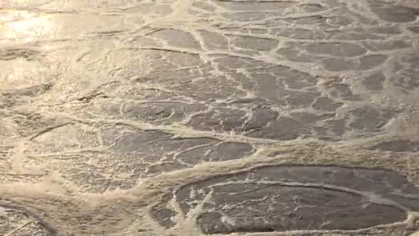 Contaminación ambiental de aguas residuales de la fábrica industrial. Primer plano estático — Vídeo de stock