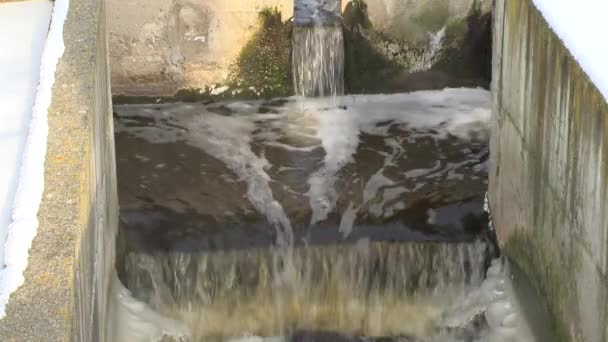 Sedimentação de filtração do tratamento de águas residuais. fluxo de água através da trincheira — Vídeo de Stock