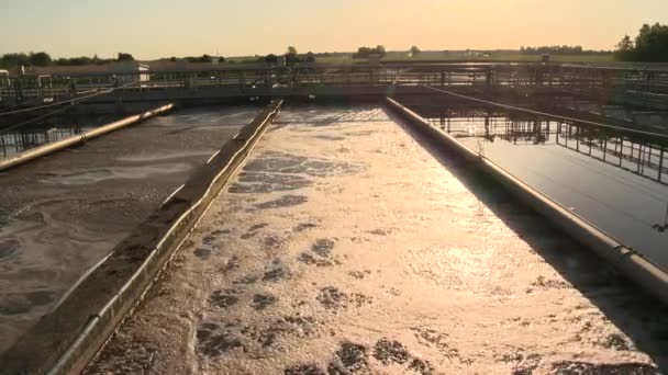 Szennyvíztisztító telep medencéi a szennyezett szennyvíz és nagy csövek vízgyűjtői — Stock videók